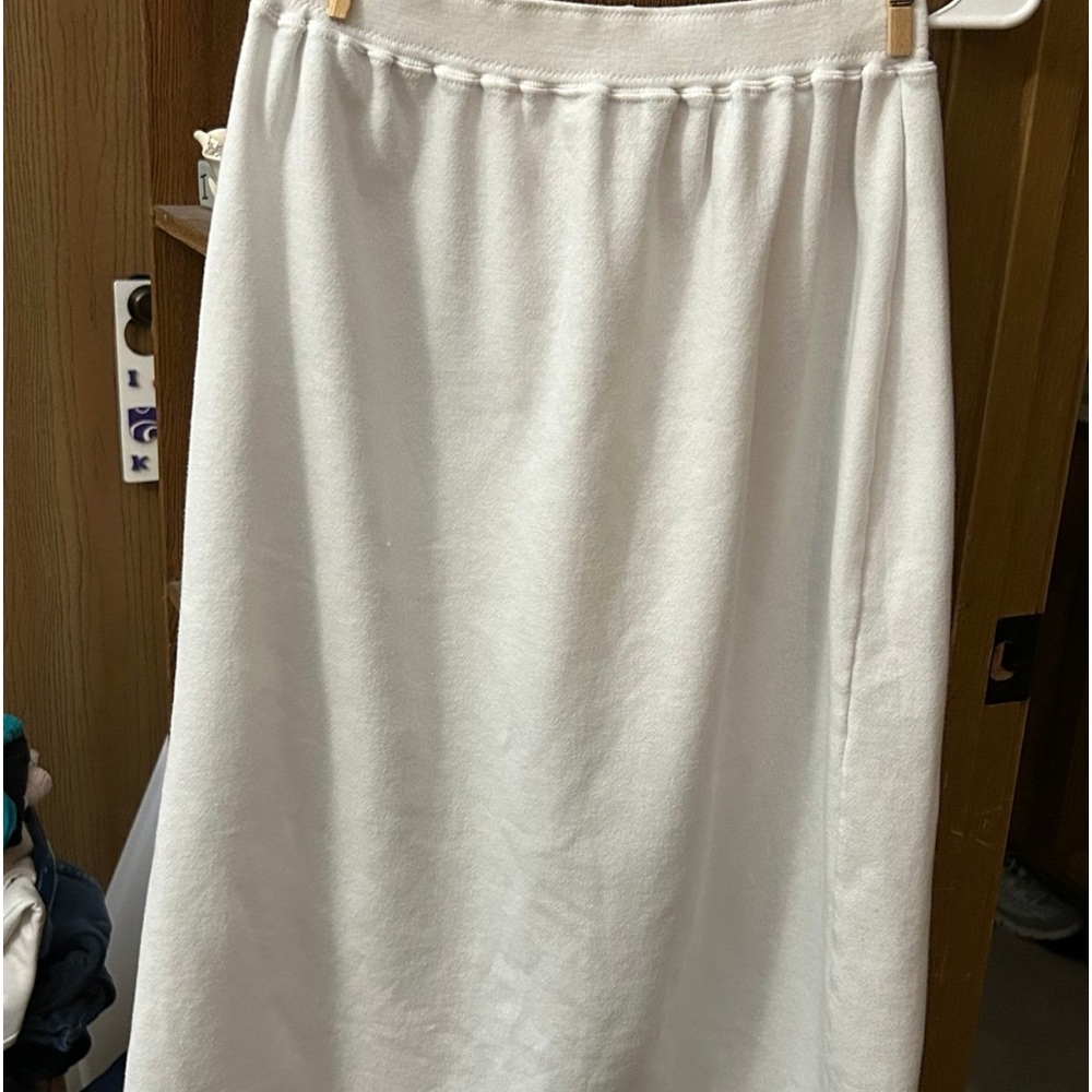 Women’s Skirt. White. Stretch waist. Never Worn.